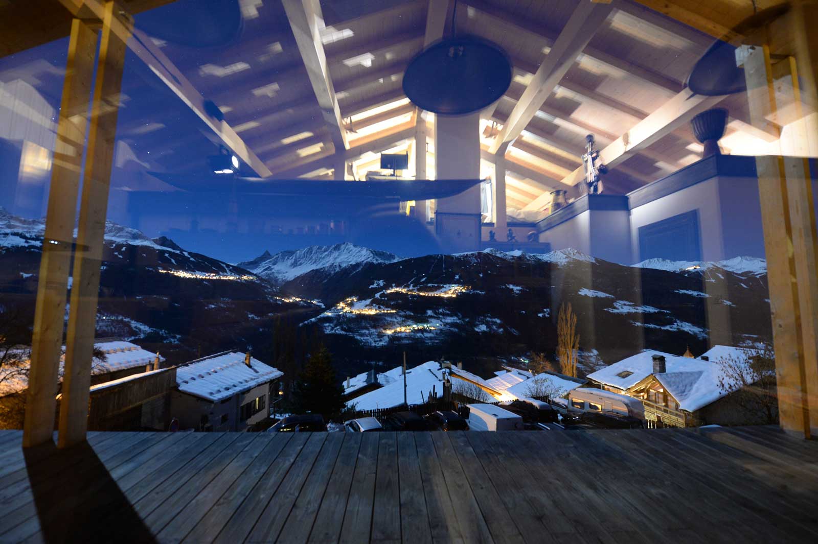 Sur la gauche, le domaine skiable des Arcs avec Peisey-Vallandry. En face le domaine skiable de La Plagne avec Montchavin Les Coches. En haut à droite Aime 2000