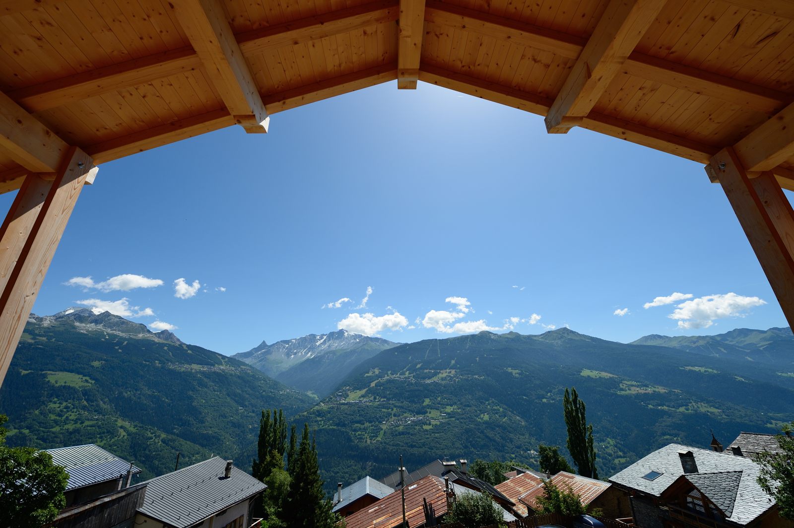 La Case à Kio en été. En face, Peisey-Vallandry et Montchavin Les Coches. En fond de vallée le parc de la Vanoise