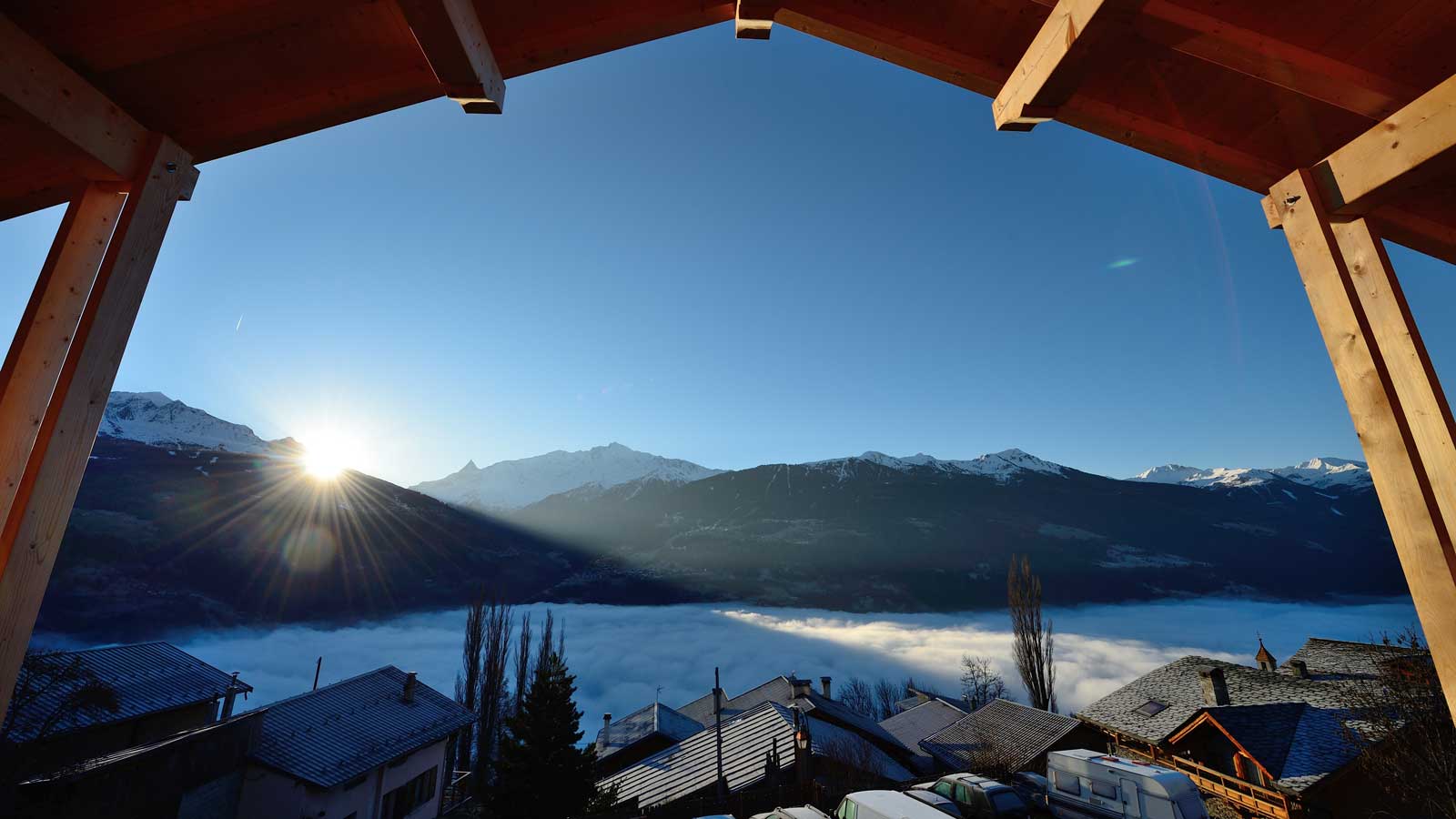 Levé de soleil un matin d'hiver sur la chambre d'hôtes La Case à Kio, Bourg-St-Maurice / Les Arcs