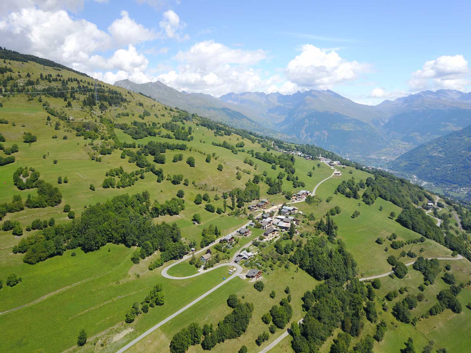 Le hameau de Couverclaz en été avec le col du Petit-St-Bernard au fond à droite