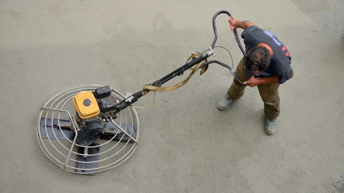 Passage de l'hélicoptère sur béton frais mais dur pour une dalle bien lisse