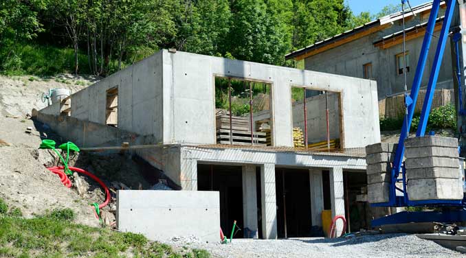 Les maçons ont décoffré les murs de la maison. Prochaine étape : coffrer la dalle suivante