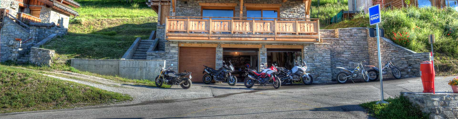 La pièce à vivre de la Case à Kio, relais motards chez l'habitant